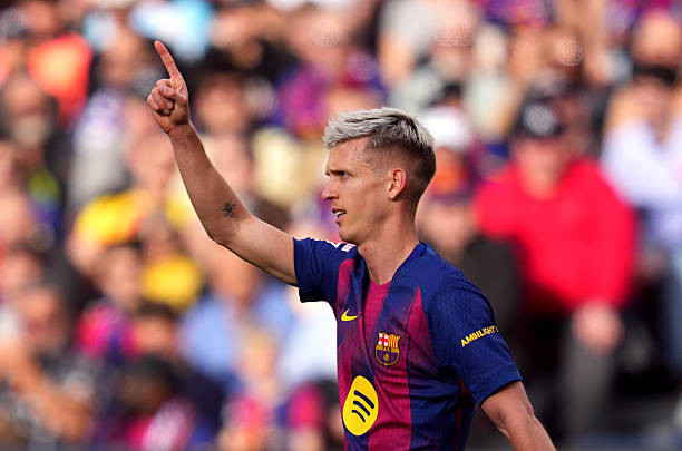 Dani Olmo di chuyển thông minh xé toang hàng thủ Sevilla để ghi bàn thắng đẹp mắt.