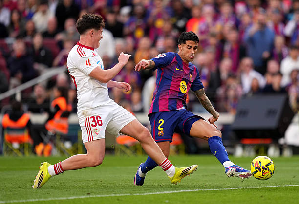 Joao Cancelo liên tục khuấy đảo hàng thủ đối phương bằng những pha rê dắt điêu luyện.