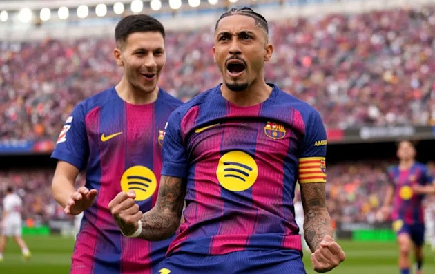 Raphinha lập hat-trick vào lưới Sevilla.