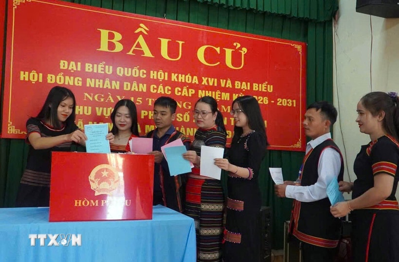 Cử tri khu vực miền núi thành phố Đà Nẵng đi bầu cử. (Ảnh: Trần Tĩnh/TTXVN)