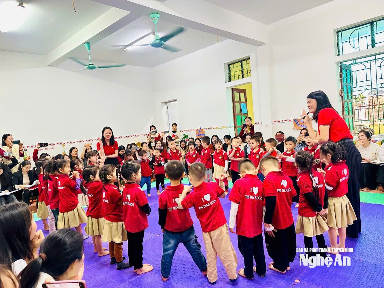 Cô Huyền (bên phải) đến nay đã có thâm niên hơn 20 năm làm giáo viên mầm non. Ảnh: Tiến Hùng