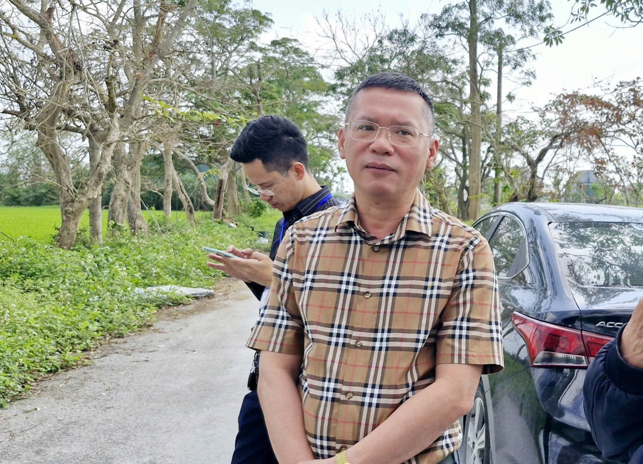Phó Chủ tịch UBND xã Vinh Phú, ông Hoàng Năng Hiệp nói về thực trạng dự án chậm tiến độ trên địa bàn. Ảnh: Nhật Lân