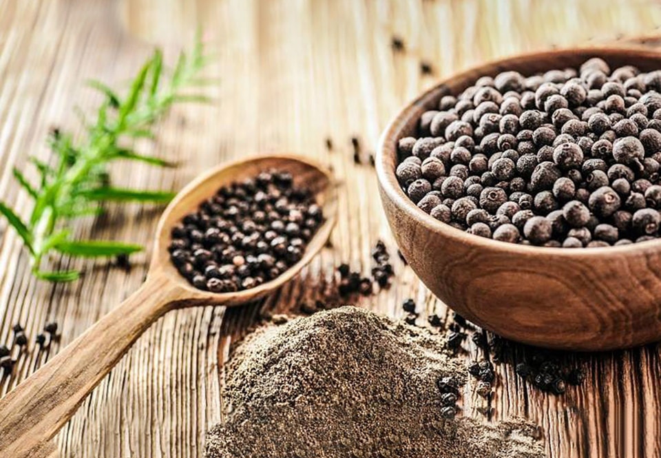 Người dân thu hoạch và phơi hồ tiêu tại vùng trồng trọng điểm