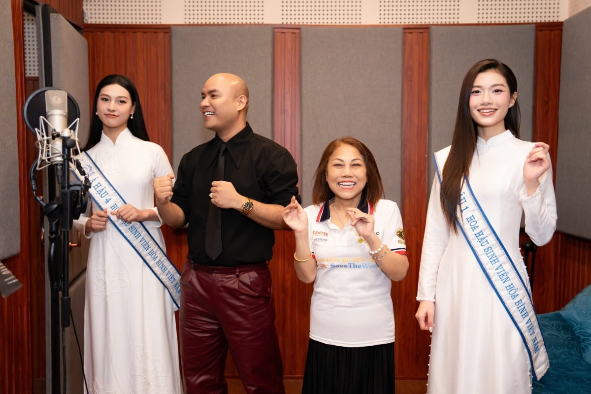 Dàn người đẹp tham gia thu âm cho chương trình.