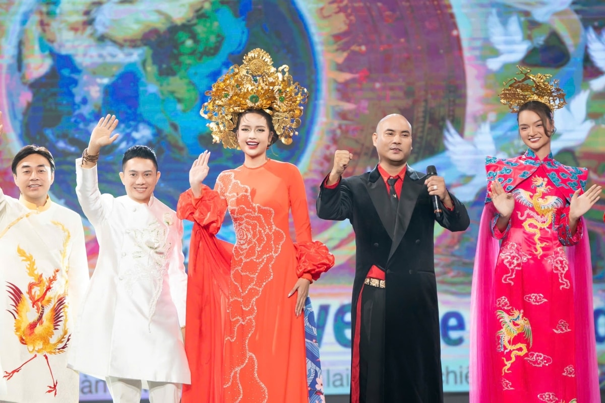 Hoa hậu Ngọc Châu trong trang phục áo dào của NTK Ngô Nhật Huy.