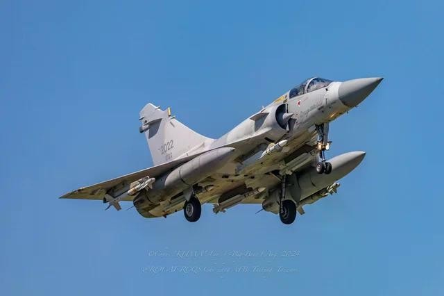 Tiêm kích Mirage 2000 mang theo tên lửa MICA