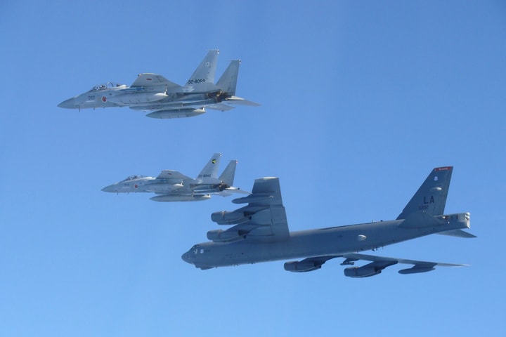 Tiêm kích F-15 phối hợp tác chiến cùng máy bay ném bom chiến lược B-52 của Mỹ.
