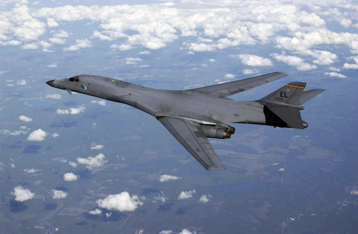 Máy bay ném bom chiến lược B-1 Lancer với khả năng mang tải trọng vũ khí khổng lồ.