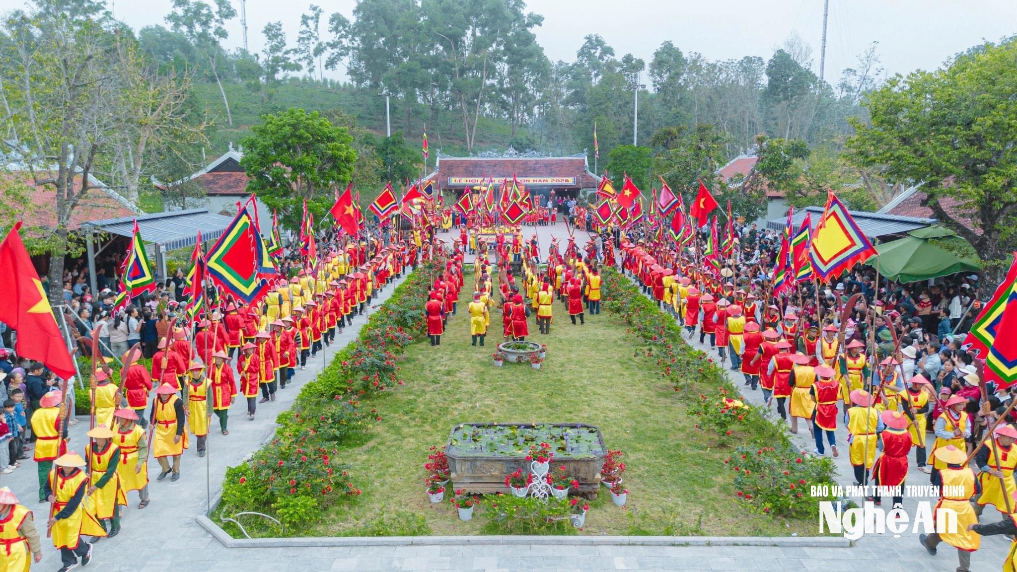 Lễ hội Đền Quả Sơn được tổ chức với nhiều nghi thức truyền thống đặc sắc, song việc khai thác thành sản phẩm du lịch vẫn còn hạn chế. Ảnh: CSCC