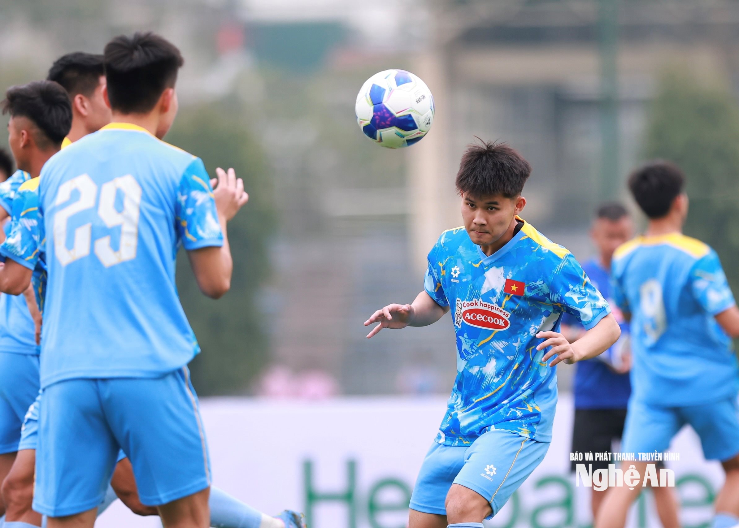 Những pha bứt tốc cùng các quả tạt chất lượng giúp Long Vũ trở thành phương án đáng chú ý trong bối cảnh U23 Việt Nam cần gia tăng sức tấn công biên. Ảnh: Hải Hoàng