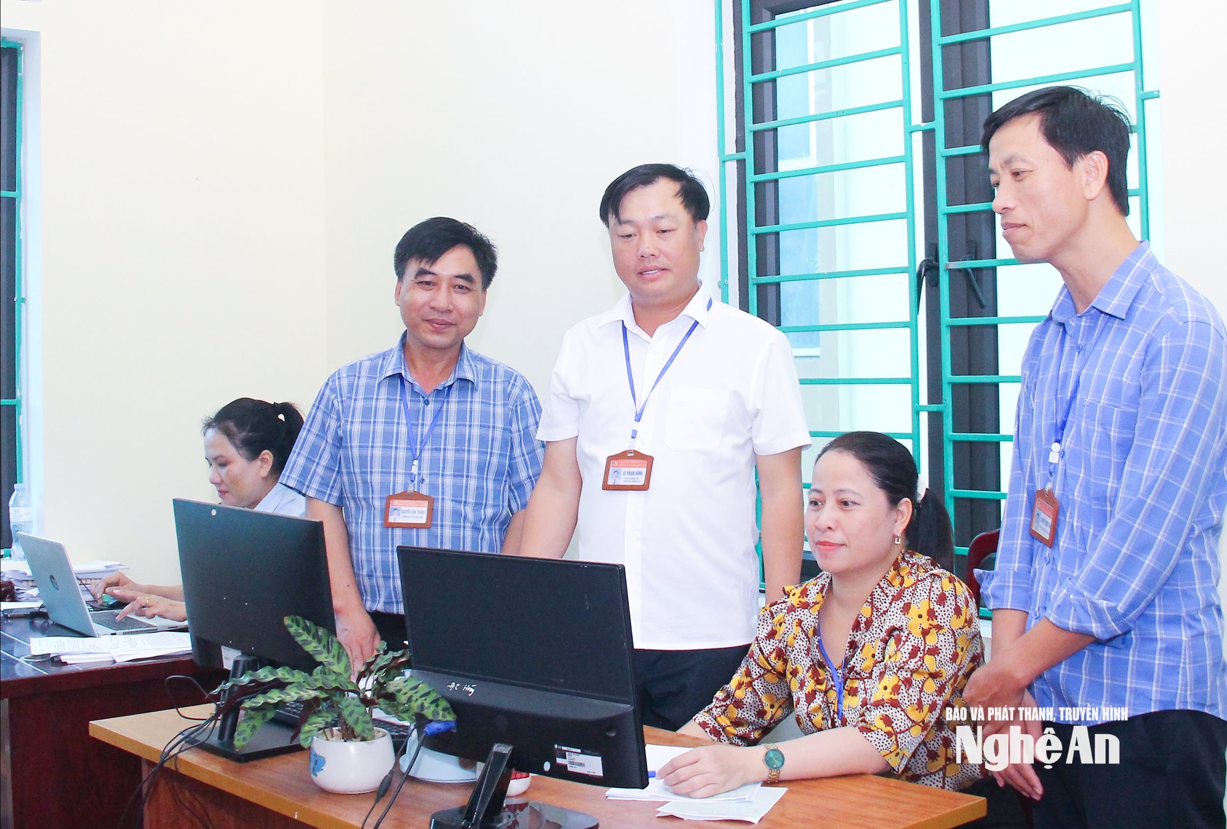  Lãnh đạo cấp uỷ xã Hưng Nguyên Nam kiểm tra, giám sát khả năng thích ứng chuyển dổi của cán bộ. Ảnh Mai Hoa