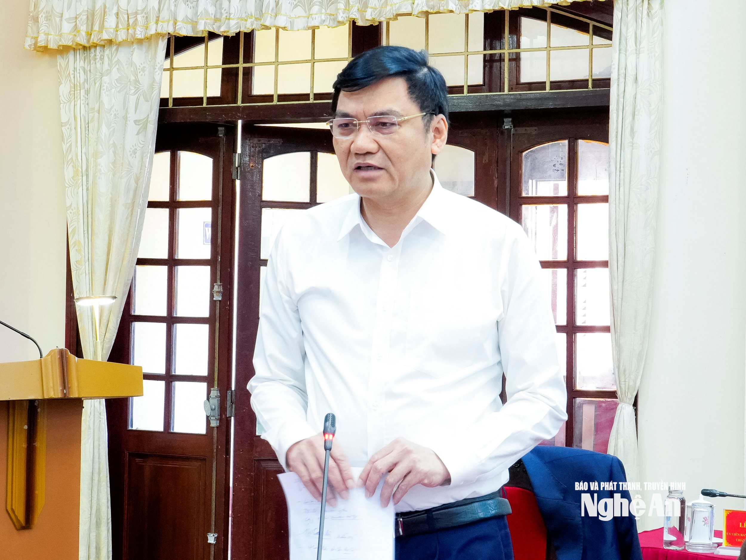 Phó Bí thư Thường trực Tỉnh ủy, Chủ tịch HĐND tỉnh Hoàng Nghĩa Hiếu phát biểu tại cuộc họp. Ảnh;m