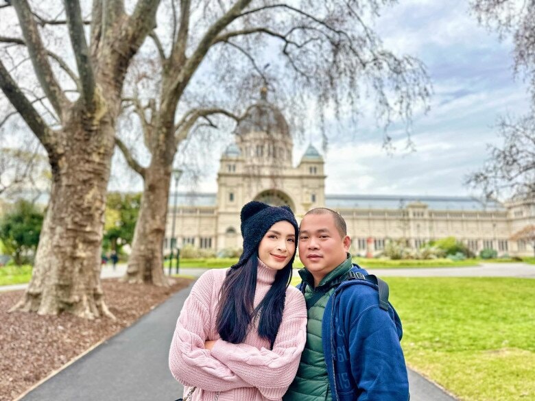 Nhạc sĩ Minh Khang và bà xã là siêu mẫu Thúy Hạnh cùng nhau đi du lịch.