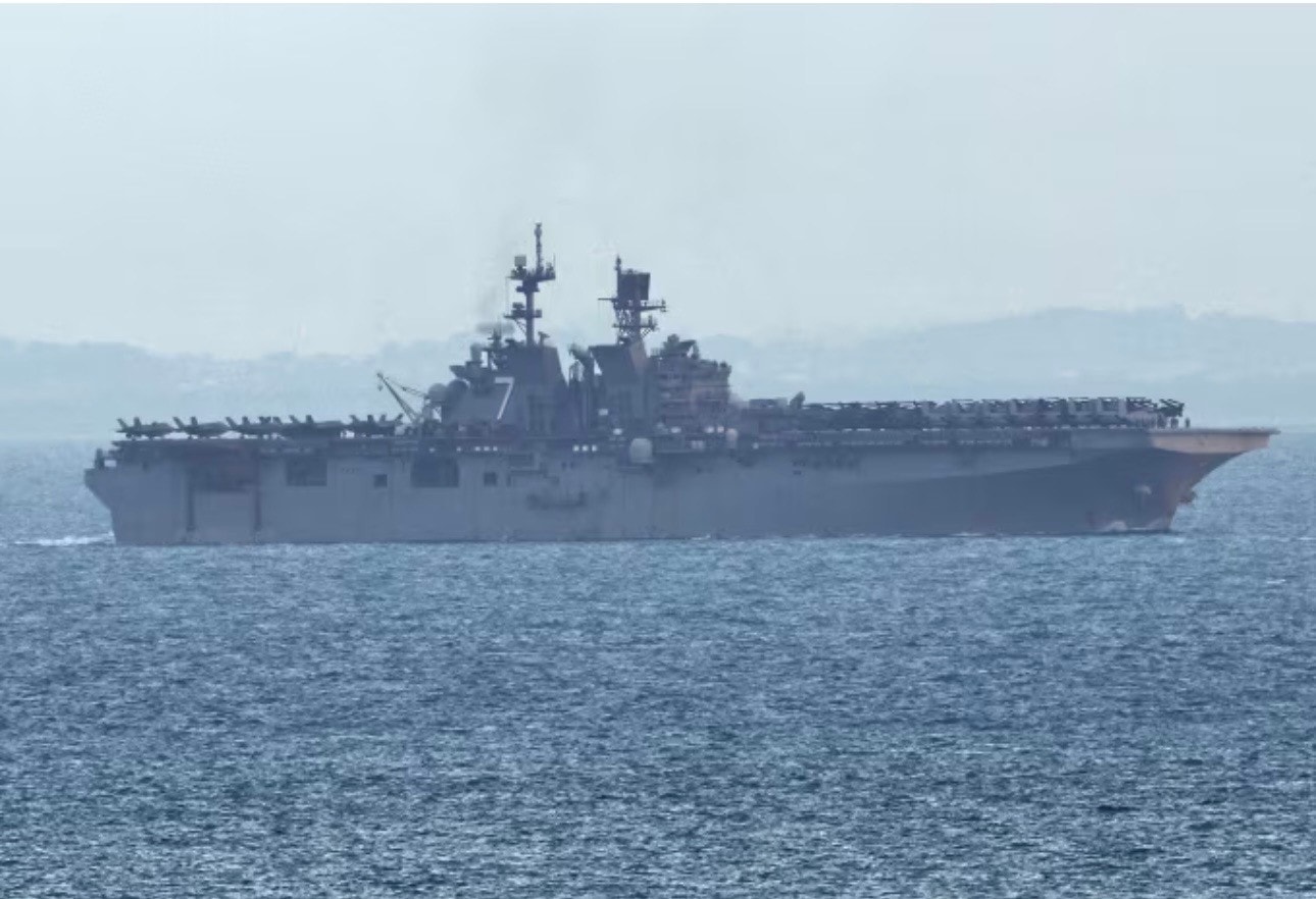 Tàu tấn công đổ bộ USS Tripoli đi qua eo biển Singapore, ngày 17/3.