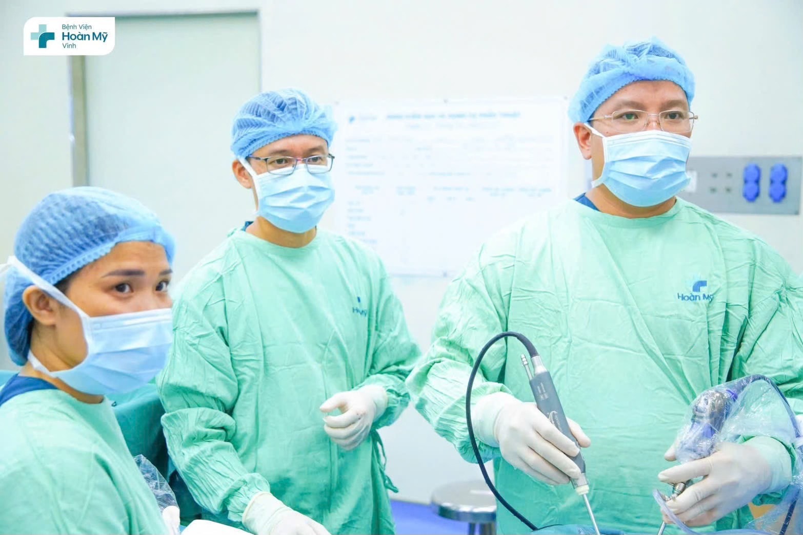 Bác sĩ Trần Văn Biên (ngoài cùng bên phải) trong một ca phẫu thuật