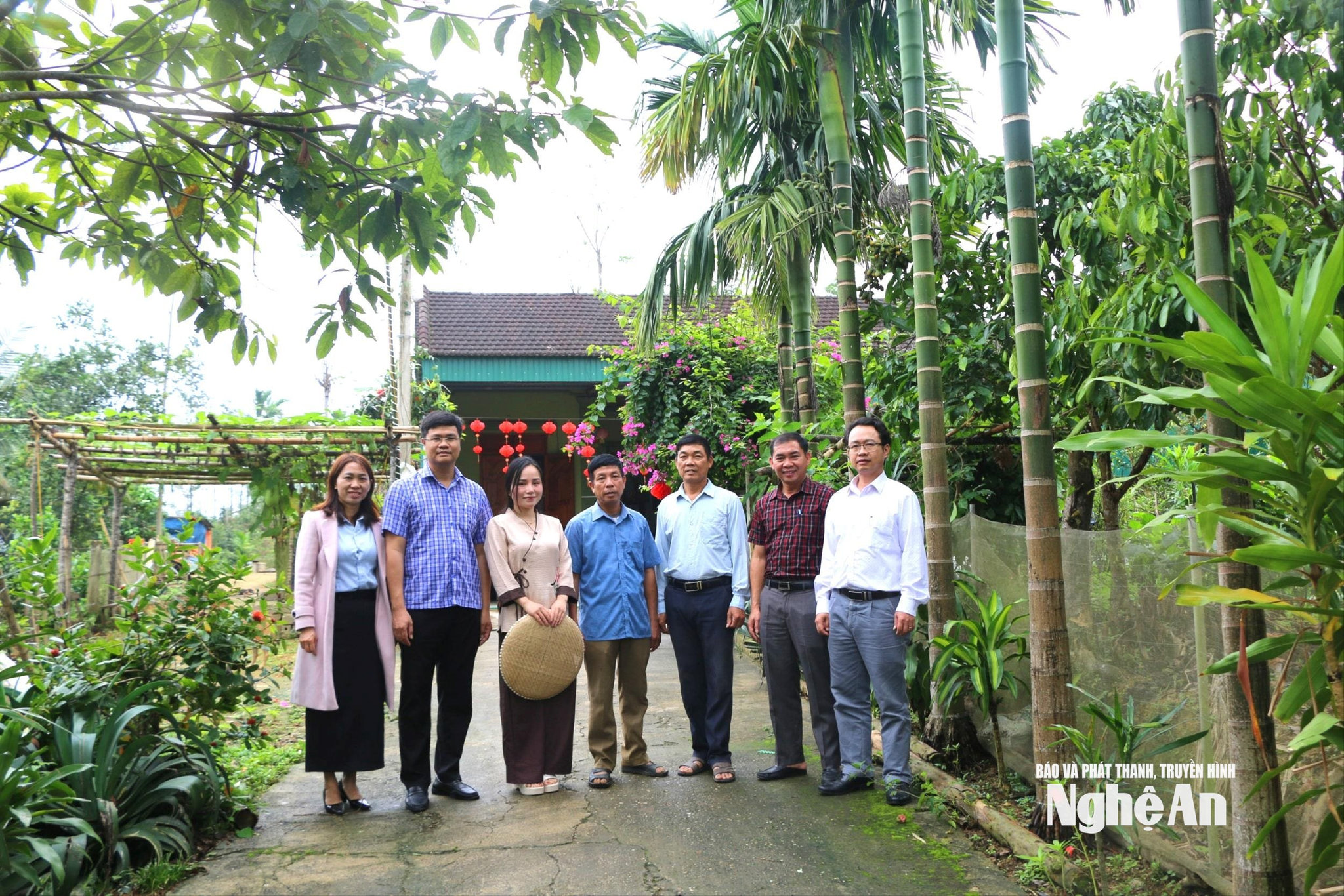 Lãnh đạo xã Yên Xuân nghé thăm mô hình kinh tế của trưởng thôn Cao Sỹ Tiến (giữa).