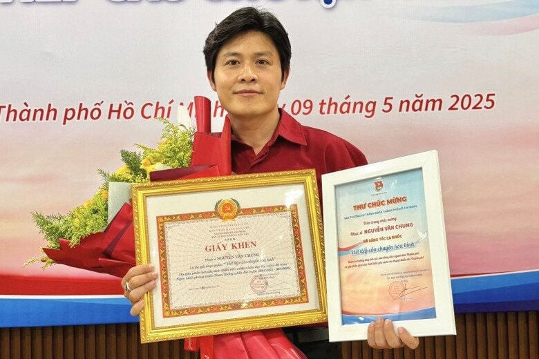Nguyễn Văn Chung rất thành công với ca khúc Viết tiếp câu chuyện hòa bình.