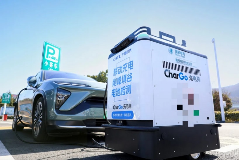 Một robot sạc điện CharGo đang hoạt động tại khu dịch vụ đường cao tốc