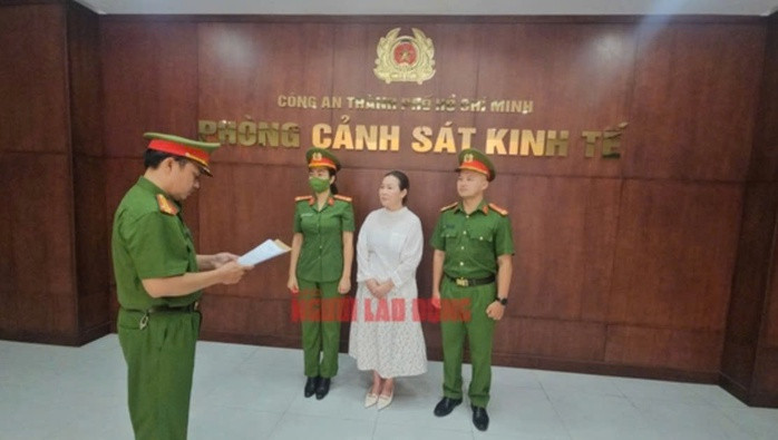 Lực lượng chức năng đọc lệnh bắt bà Nguyễn Ngọc Tiền