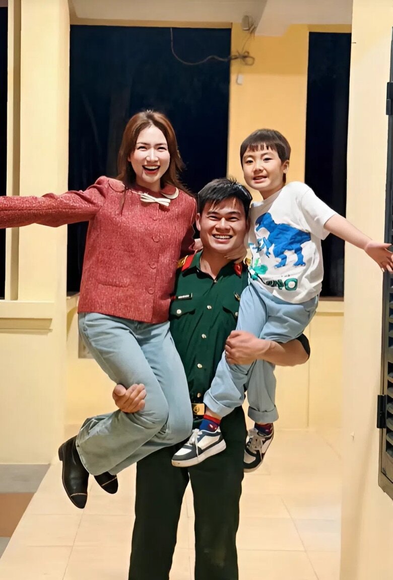 Đại úy Thăng Văn Cương chăm sóc bé Bo.