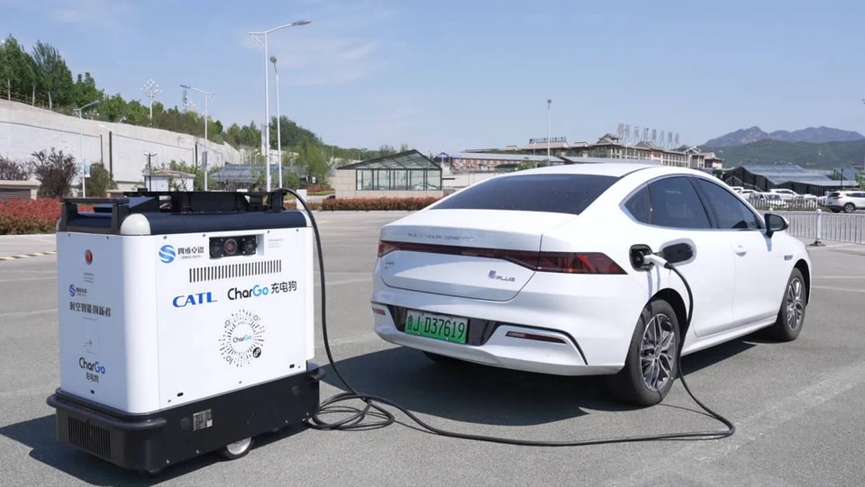 Robot sạc CharGo của CALT đang sạc cho xe điện BYD EV