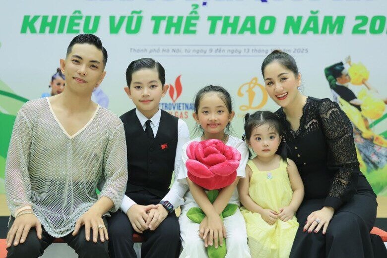 Khánh Thi - Phan Hiển luôn đồng hành cùng Kubi trong các cuộc thi.