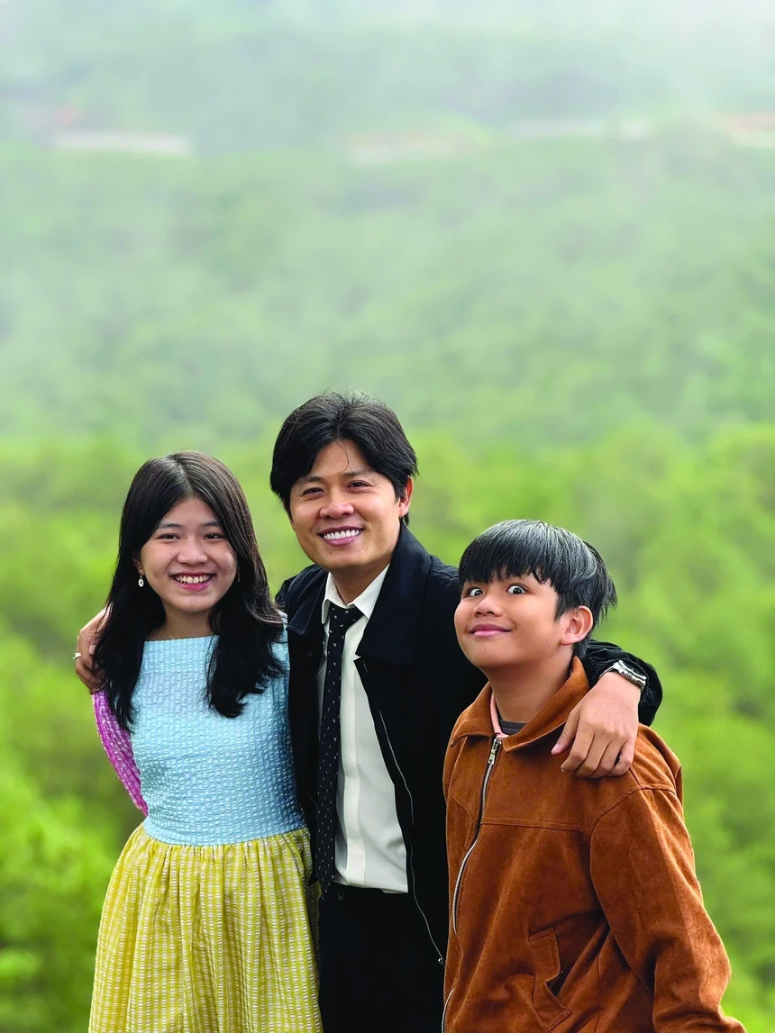 Nam nhạc sĩ là bố đơn thân chăm sóc 2 con sau khi ly hôn.