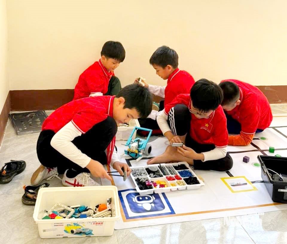 Các em học sinh Trường Tiểu học 1 Trà Lân, xã Con Cuông trong 1 tiết học về robotics. Ảnh Thanh Quỳnh