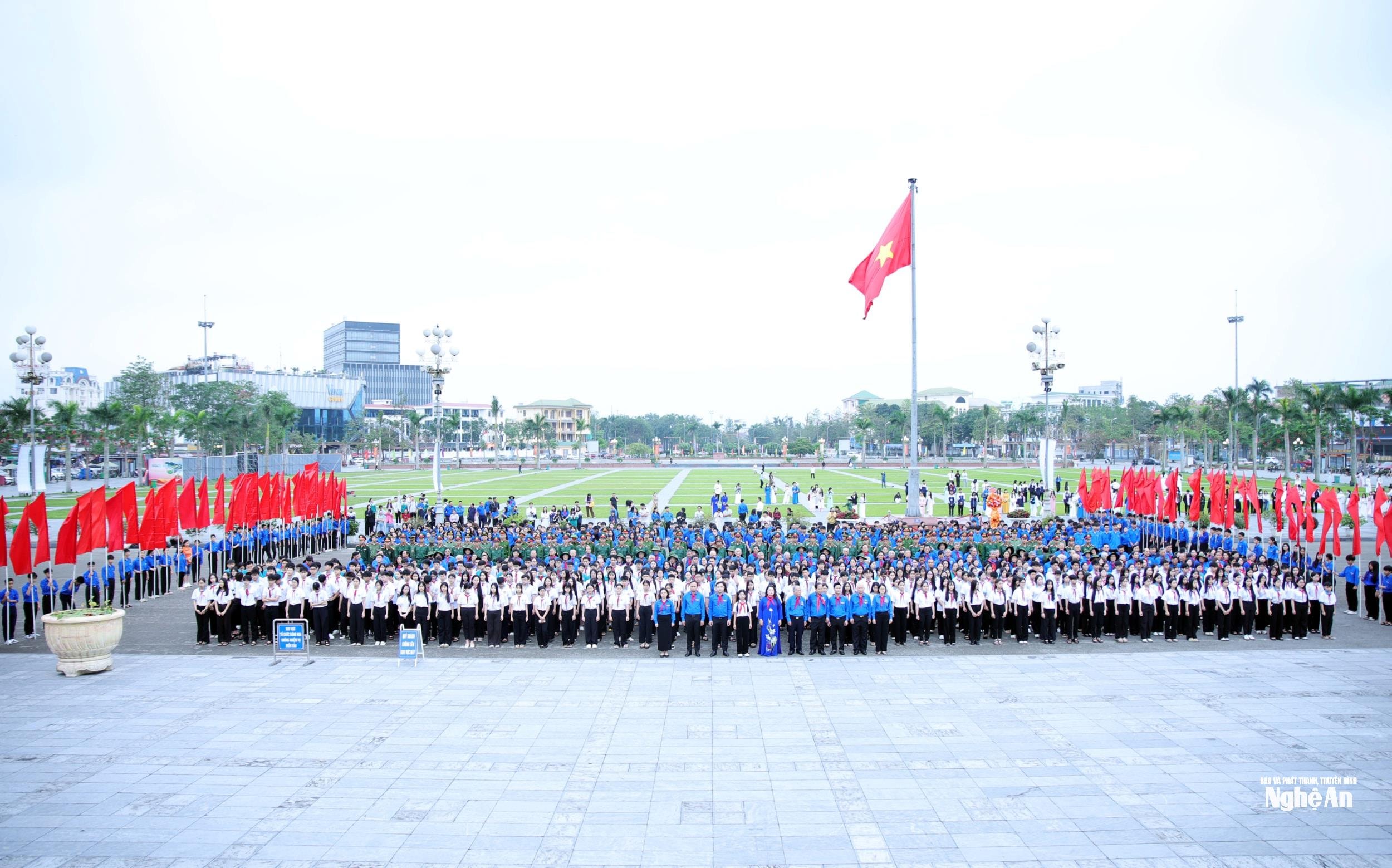 Trong không khí thiêng liêng tại Quảng trường, hòa cùng khí thế của tuổi trẻ cả nước hướng tới kỷ niệm 95 năm Ngày thành lập Đoàn Thanh niên Cộng sản Hồ Chí Minh (26/3/1931 - 26/3/2026) và 85 năm Ngày thành lập Đội Thiếu niên Tiền phong Hồ Chí Minh (15/5/1941 - 15/5/2026), thế hệ Hội Cựu cán bộ đoàn và cán bộ, đoàn viên, thanh thiếu nhi trong toàn tỉnh – thành kính tụ hội về đây trong Lễ chào cờ “Mảnh ghép thanh xuân”. Hoạt động có sự tham gia của 1.950 đoàn viên thanh niên, cán bộ Đoàn qua các 