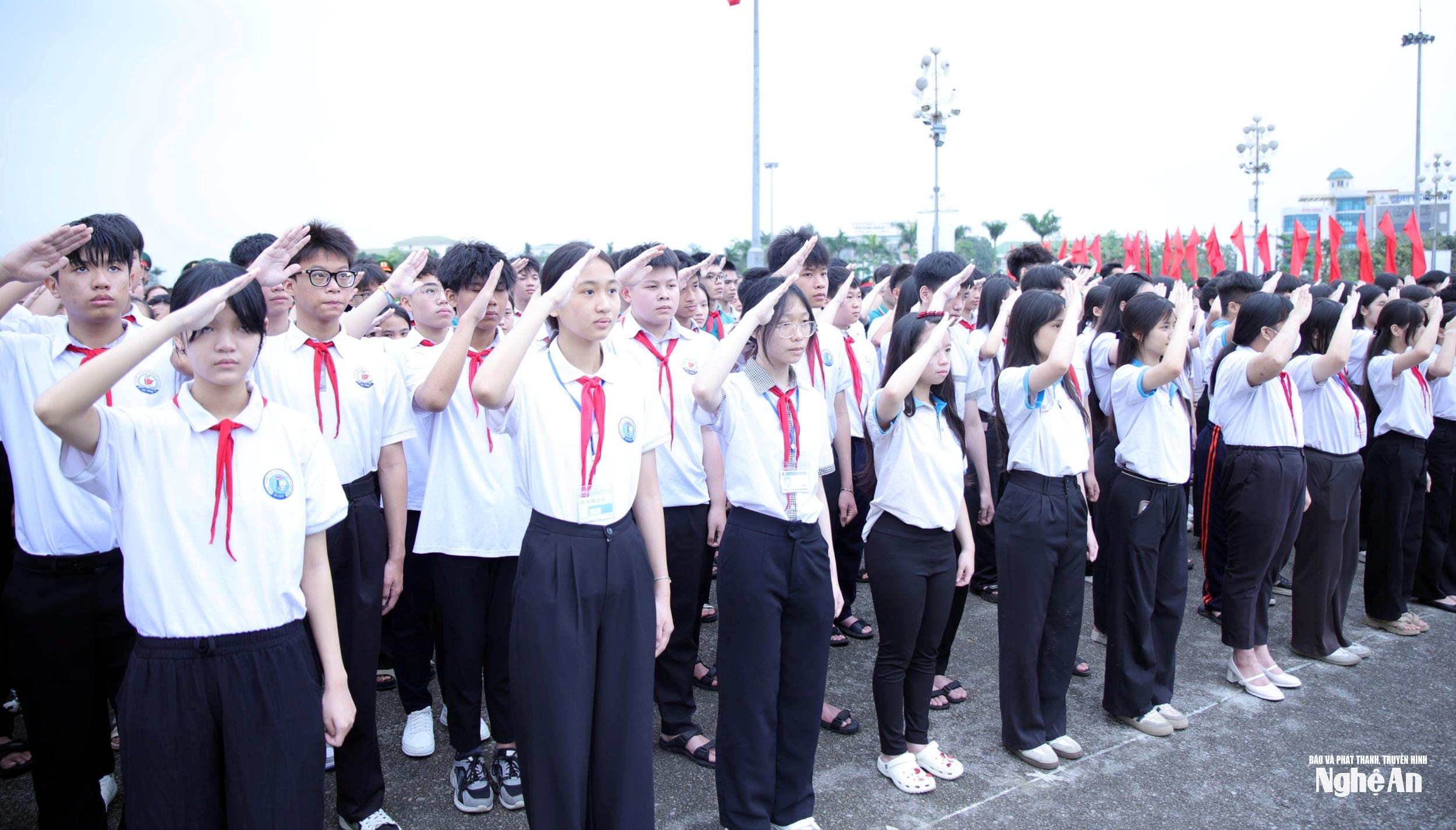 Tại buổi lễ, các đại biểu và đoàn viên, thanh thiếu nhi cùng tham gia nghi thức chào cờ, thể hiện lòng tri ân đối với các thế hệ đi trước đã cống hiến cho sự nghiệp cách mạng và xây dựng tổ chức Đoàn. Qua đó, góp phần bồi đắp lý tưởng, khơi dậy tinh thần trách nhiệm, ý chí phấn đấu trong thế hệ trẻ hôm nay. Ảnh: Thanh Quỳnh