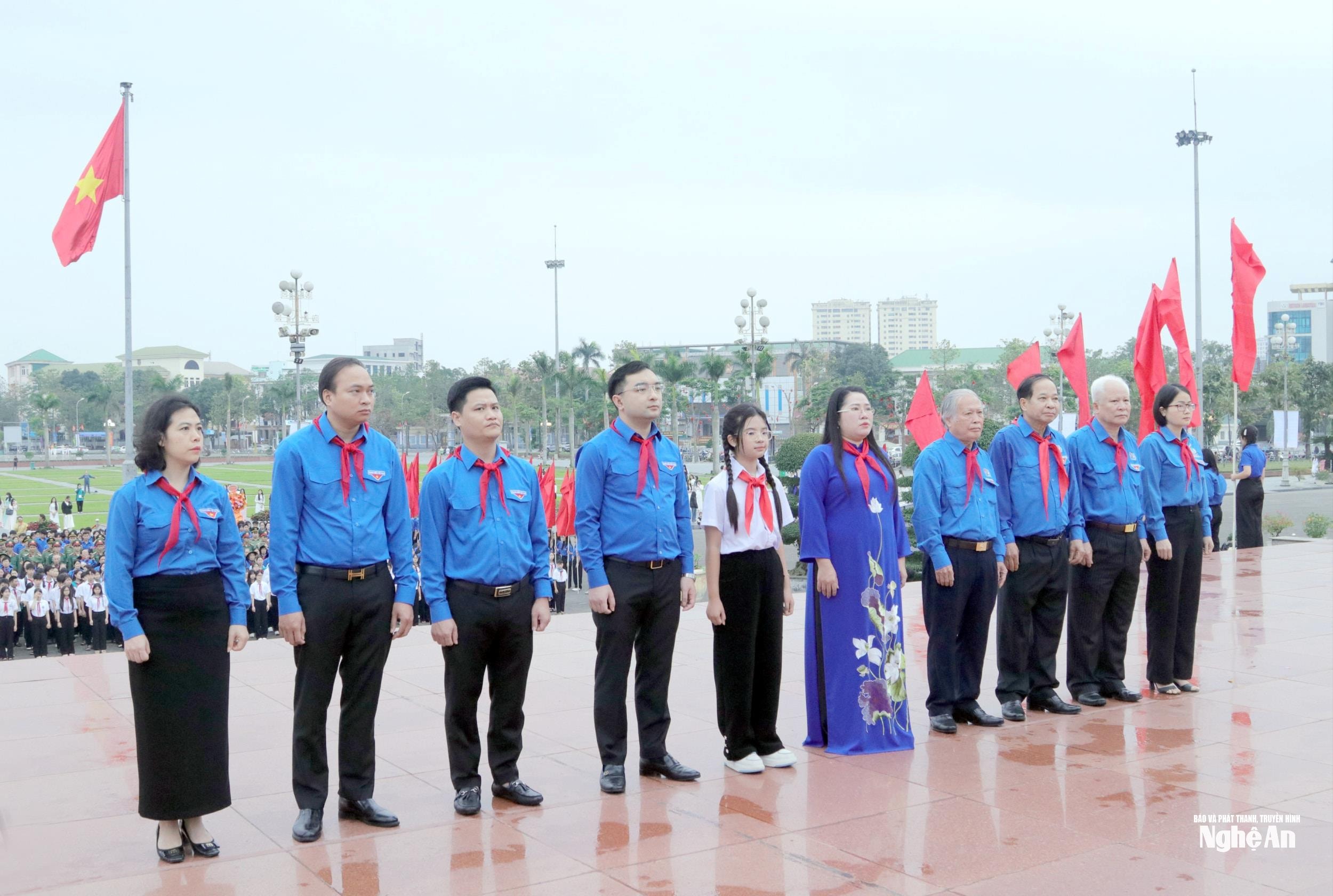 Trước giờ lễ chào cờ diễn ra, đại diện Thường trực Tỉnh đoàn, các thế hệ cựu cán bộ Đoàn và các em đội viên đã tiến hành dâng hoa, dâng hương báo công với Bác. Trước anh linh của người, đoàn đại biểu nguyện hứa ện đem sức trẻ, nhiệt huyết và trí tuệ của mình để viết tiếp những “mảnh ghép thanh xuân” ý nghĩa, góp phần xây dựng quê hương ngày càng giàu đẹp, văn minh, nghĩa tình, xứng đáng với niềm tin yêu của Đảng, của nhân dân và sự kỳ vọng của Bác Hồ muôn vàn kính yêu. Ảnh: Thanh Quỳnh