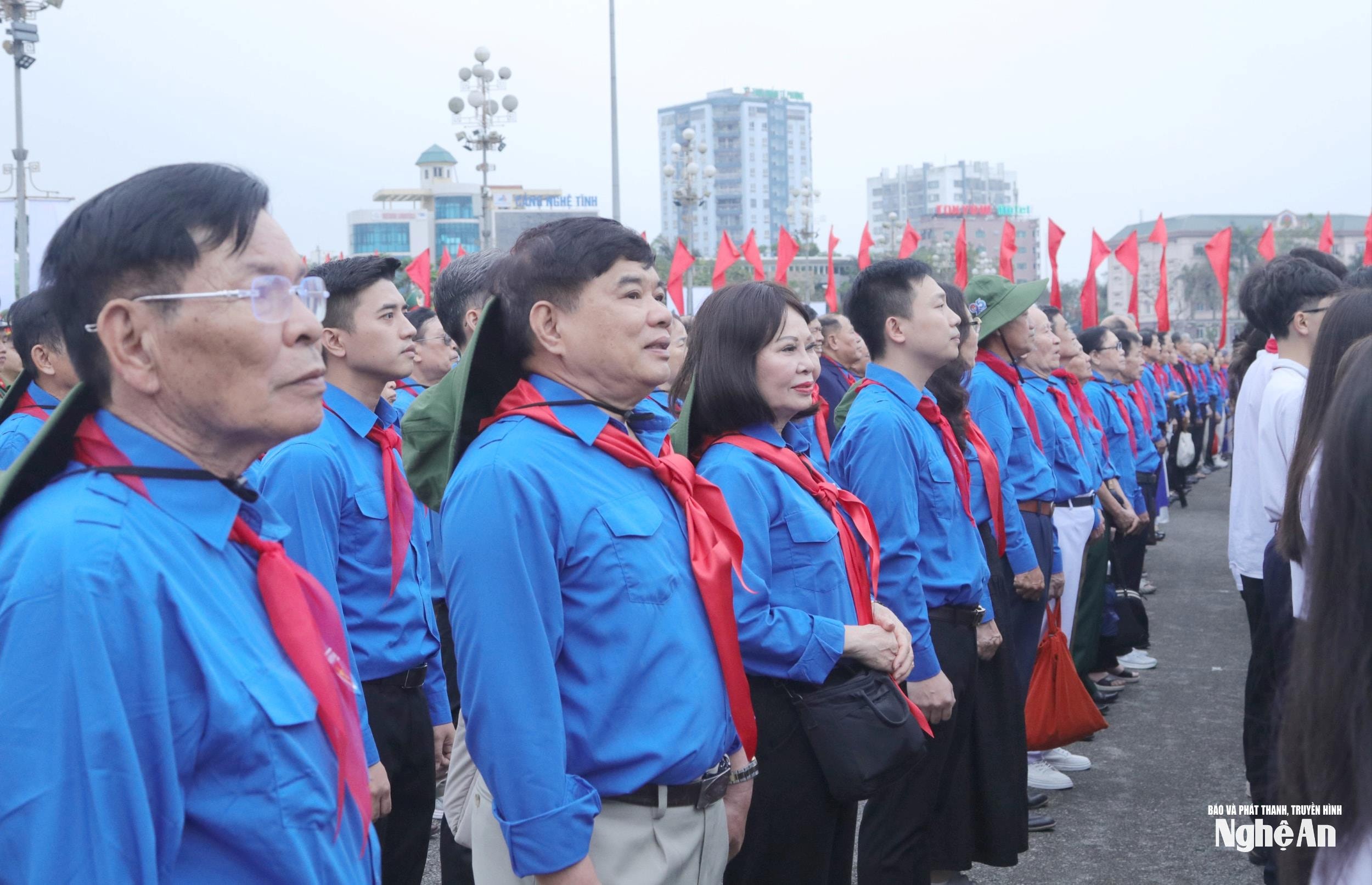 Dự lễ chào cờ có sự tham gia của các thế hệ cựu cán bộ Đoàn. Trong giai đoạn mới, lực lượng này tiếp tục đồng hành, chia sẻ kinh nghiệm, góp phần bồi dưỡng, định hướng cho thế hệ trẻ. Ảnh: Thanh Quỳnh