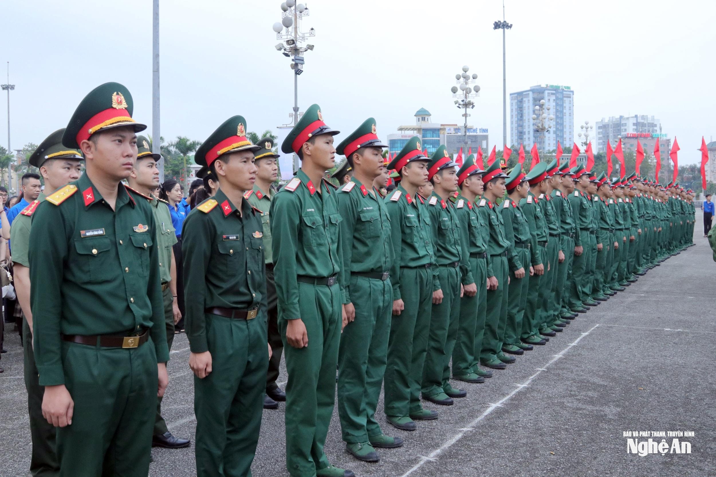 Lễ chào cờ “Mảnh ghép thanh xuân” mang ý nghĩa sâu sắc về sự kết nối giữa các thế hệ cán bộ Đoàn, đoàn viên, thanh niên và đội viên. Mỗi thế hệ là một “mảnh ghép” của hành trình cách mạng, cùng góp phần tạo nên bức tranh thanh xuân đầy nhiệt huyết, cống hiến và lý tưởng. Ảnh: Thanh Quynh