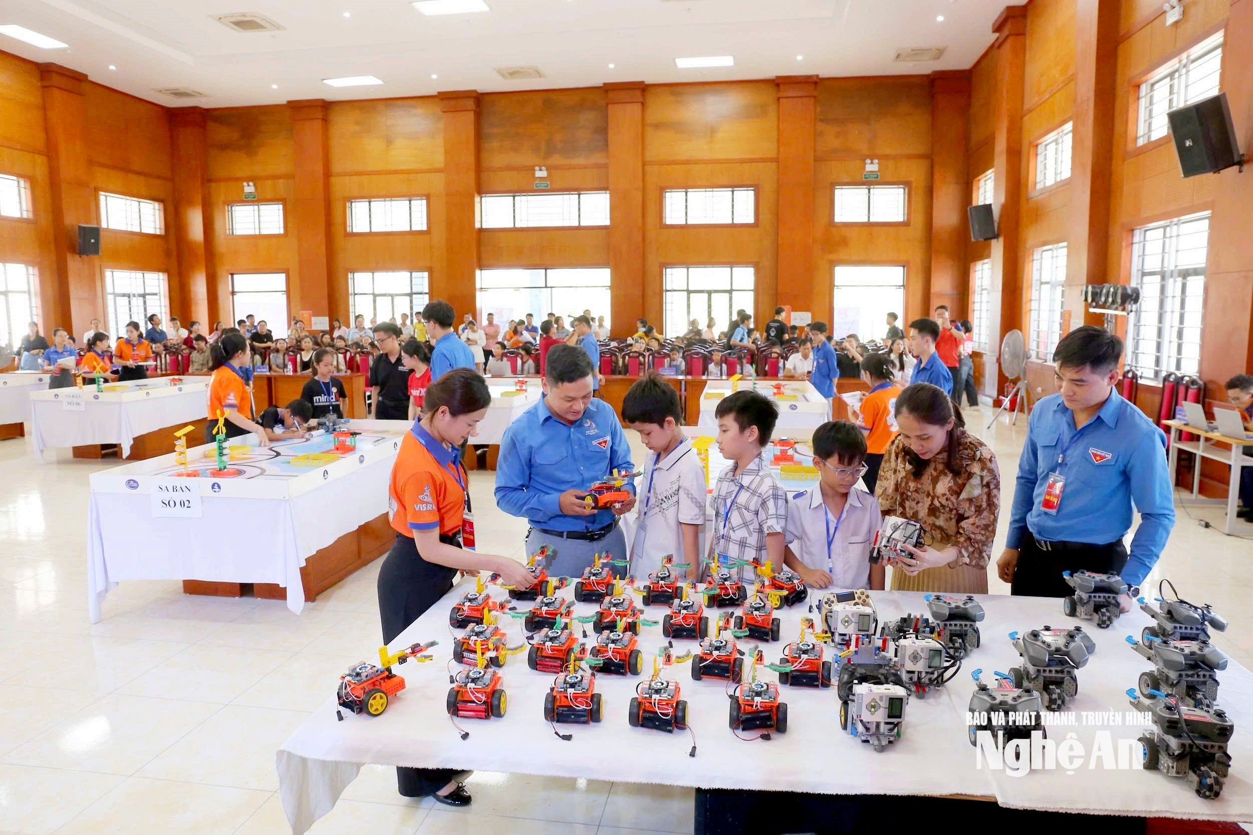 Nguyễn Khánh Lâm cùng nhiều học sinh Nghệ An tham gia các cuộc thi