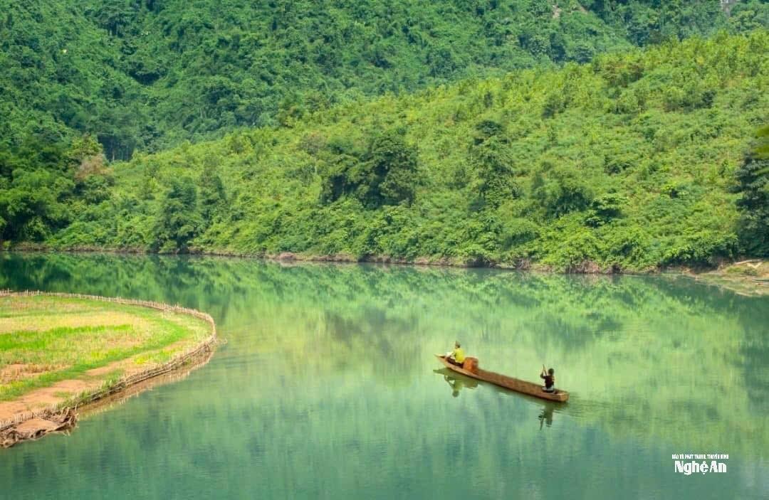 Đi thuyền trên sông Giăng trong lõi Vườn Quốc gia Pù Mát. Ảnh tư liệu