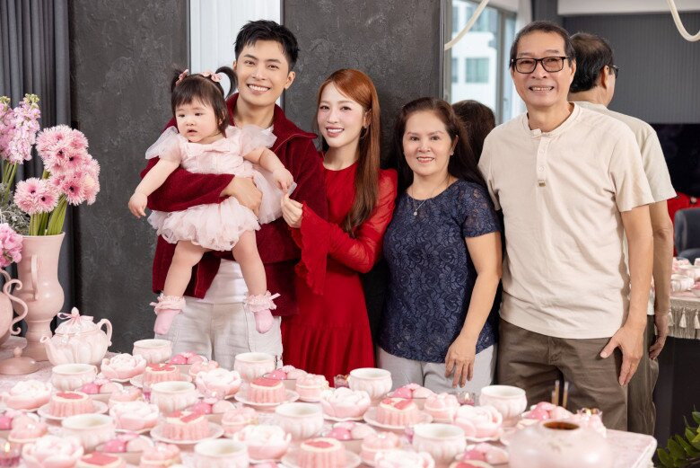 Bé Anya chụp ảnh cùng ông bà nội