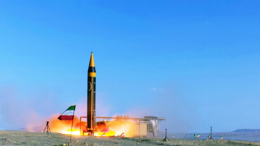 Tên lửa đạn đạo của Iran phóng trong một đợt thử nghiệm quân sự