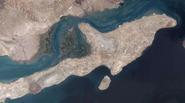 Đảo Qeshm nhìn từ không gian cho thấy vị trí chiến lược tại eo biển Hormuz.