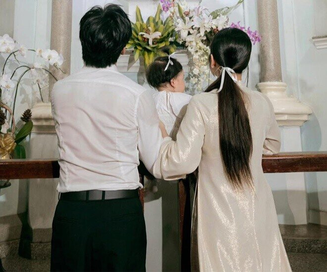 Gia đình Puka và Gin Tuấn Kiệt làm lễ tại Nhà thờ