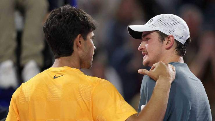 Carlos Alcaraz trong trận đấu với Joao Fonseca tại Miami Open
