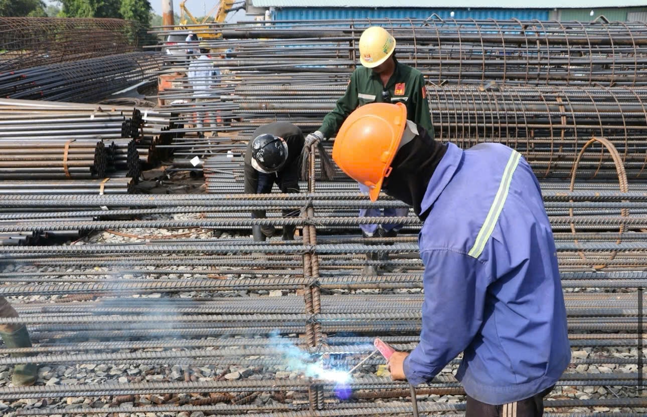 Chi phí sản xuất tăng do giá dầu và khí LPG.