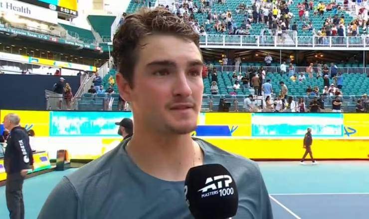 Joao Fonseca chuẩn bị cho trận đấu với Carlos Alcaraz tại Miami Open 2026