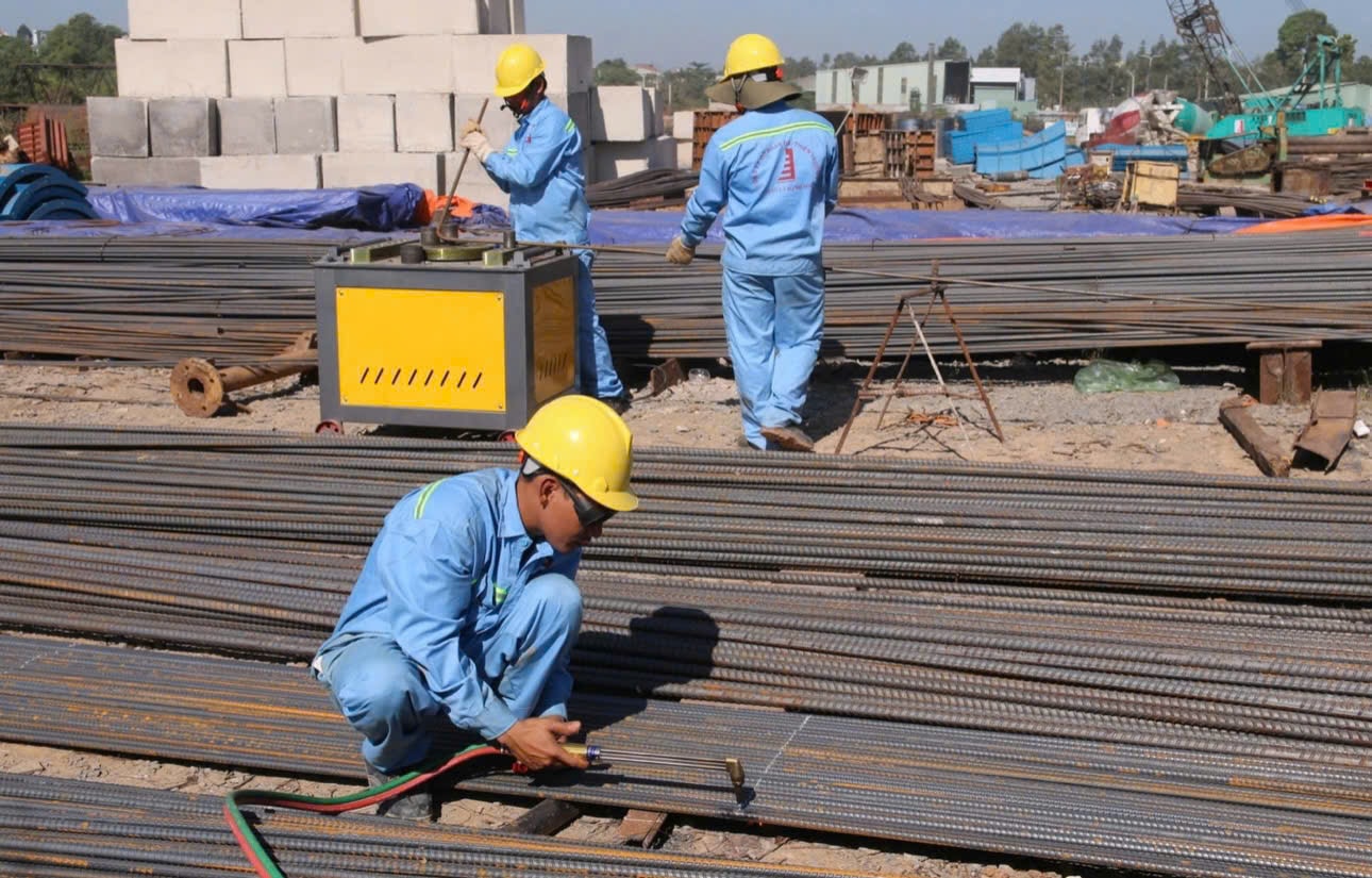 Công nhân thi công trên dự án đường Vành đai 3, TPHCM.