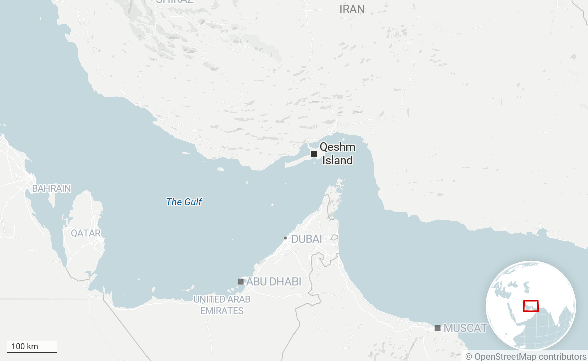 Bản đồ đồ họa mô tả vị trí đảo Qeshm án ngữ ngay eo biển Hormuz.