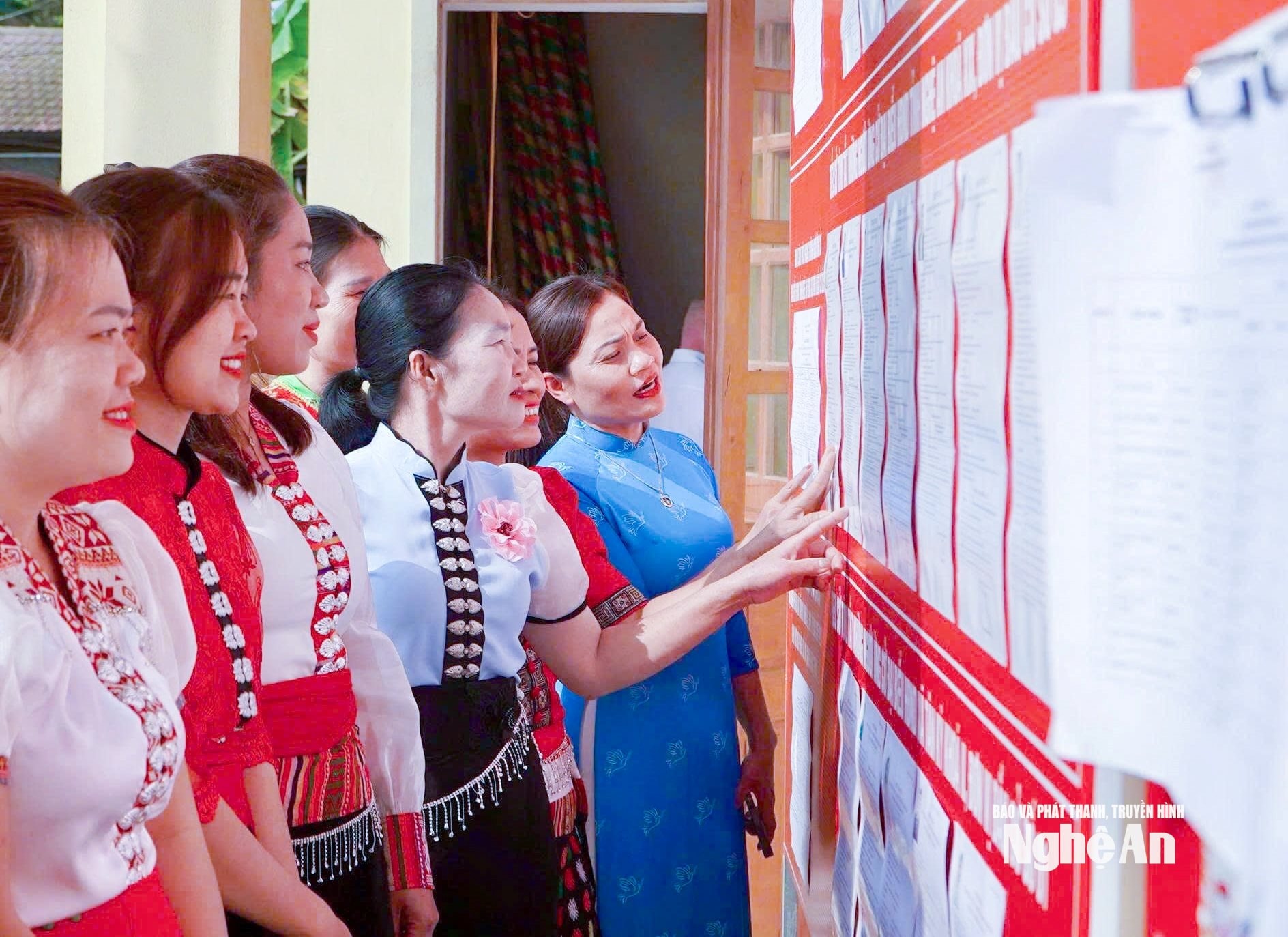 can-bo-hoi-vien-xa-tan-ky-tim-hieu-tieu-su-ung-cu-vien-dai-bieu-dan-cu-cac-cap