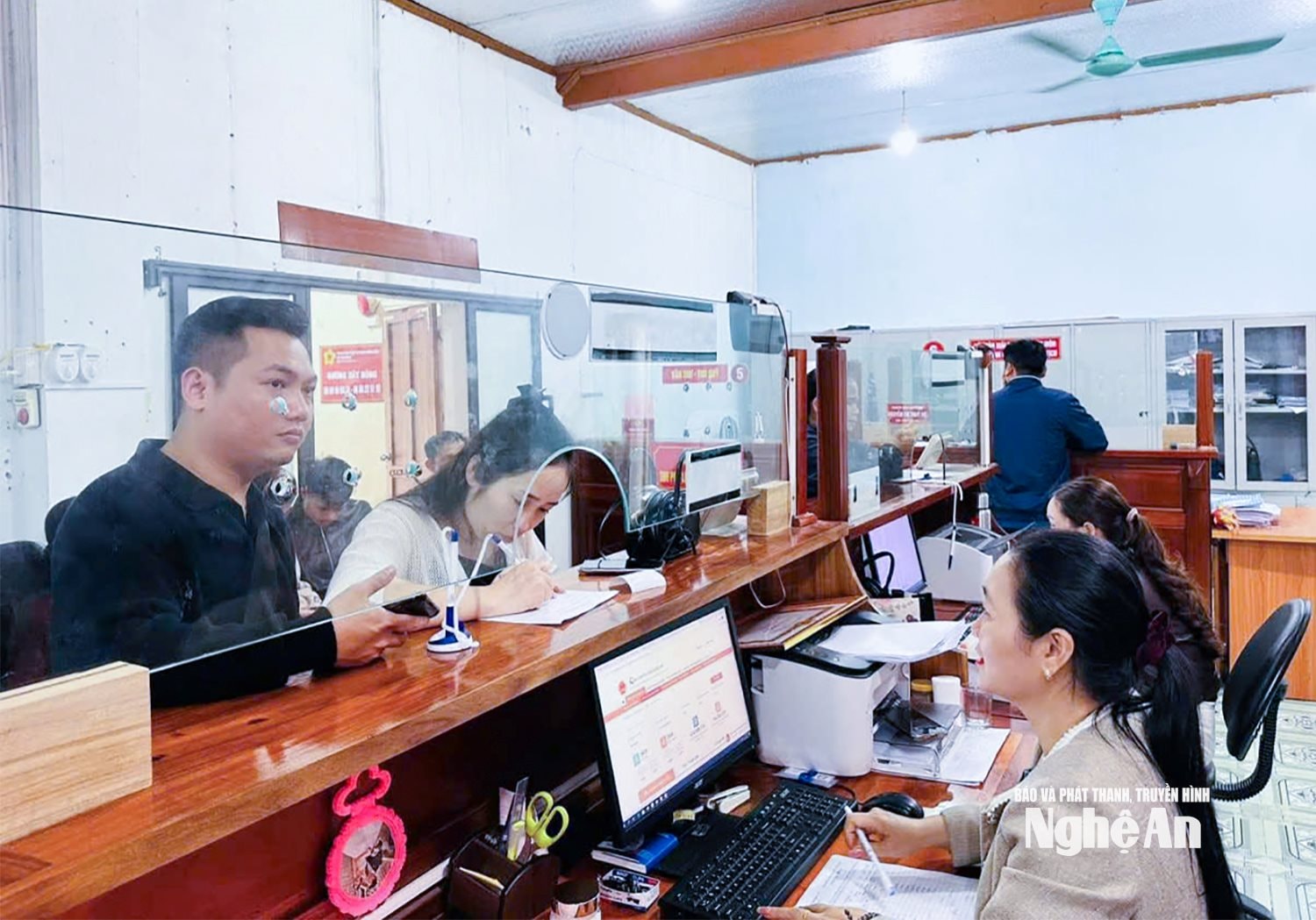  Công chức xã Hoa Quân giải quyết thủ tục hành chính cho người dân. Ảnh Mai Hoa