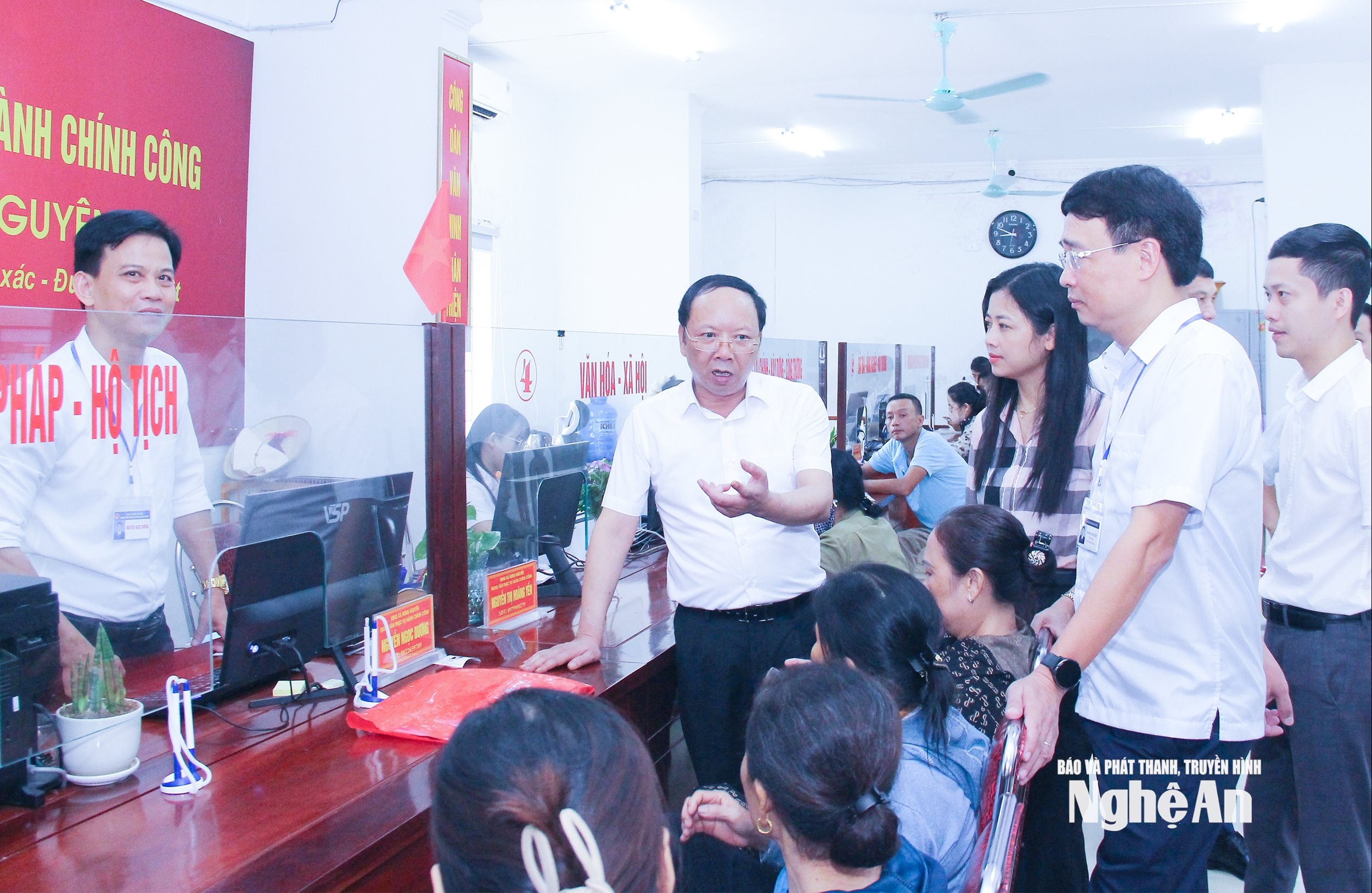  Đồng chí Bùi Thanh An - Uỷ viên Ban Thường vụ Tỉnh uỷ, Phó Chủ tịch Thường trực UBND tỉnh nắm bắt, trao đổi với người dân xã Hưng Nguyên. Ảnh Mai Hoa