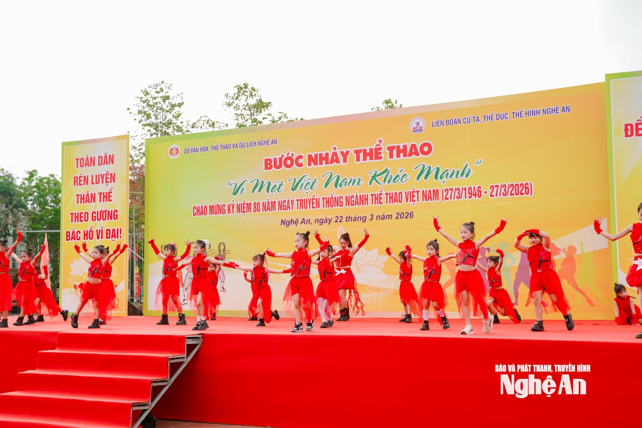 Với tinh thần đoàn kết, quyết tâm cao, các Câu lạc bộ Dancer Sport đã có nhiều sáng tạo trong cách lựa chọn bài nhạc, đầu tư công phu từ ý tưởng đến dàn dựng, lựa chọn trang phục, được dàn dựng và tập luyện kĩ lưỡng, mang tới chương trình nhiều tiết mục hay, đặc sắc, thể hiện sự uyển chuyển, khỏe khoắn, sôi động trong từng điệu nhảy, từng động tác đẹp mắt trên nền nhạc sôi động. Ảnh: Hải Hưng