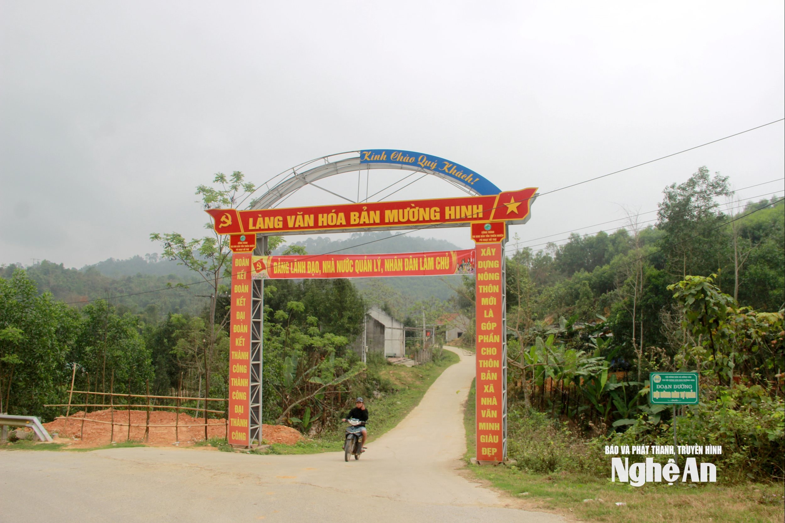Cổng chào thôn tại bản Mường Hin, xã Thông Thụ được làm từ nguồn chi trả tín chỉ cacbon. Ảnh Quang An2