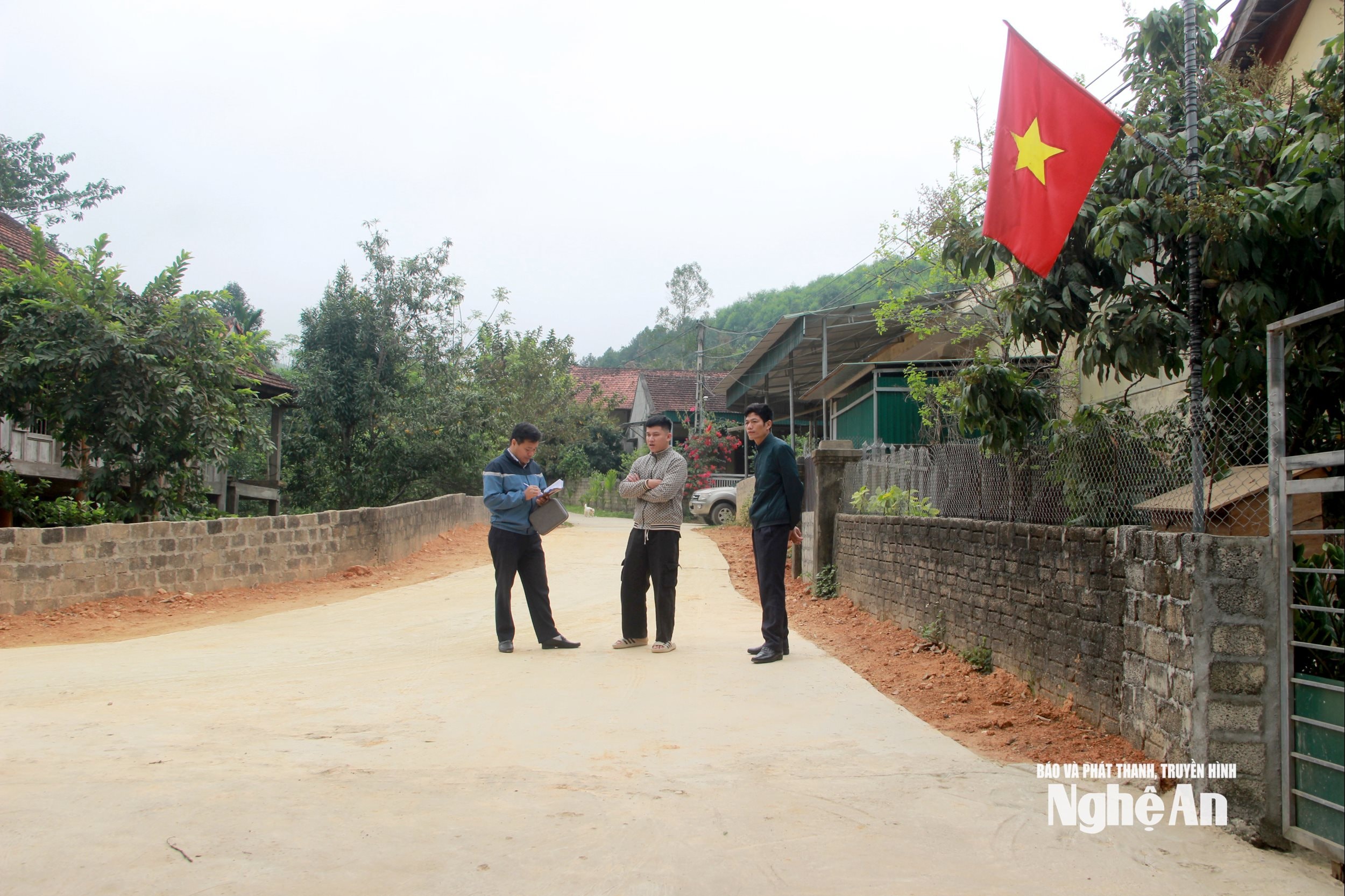 Đường bê tông tại xã Thông Thụ được xây dựng từ nguồn chi trả từ tín chỉ cacbon. Ảnh Văn Hải